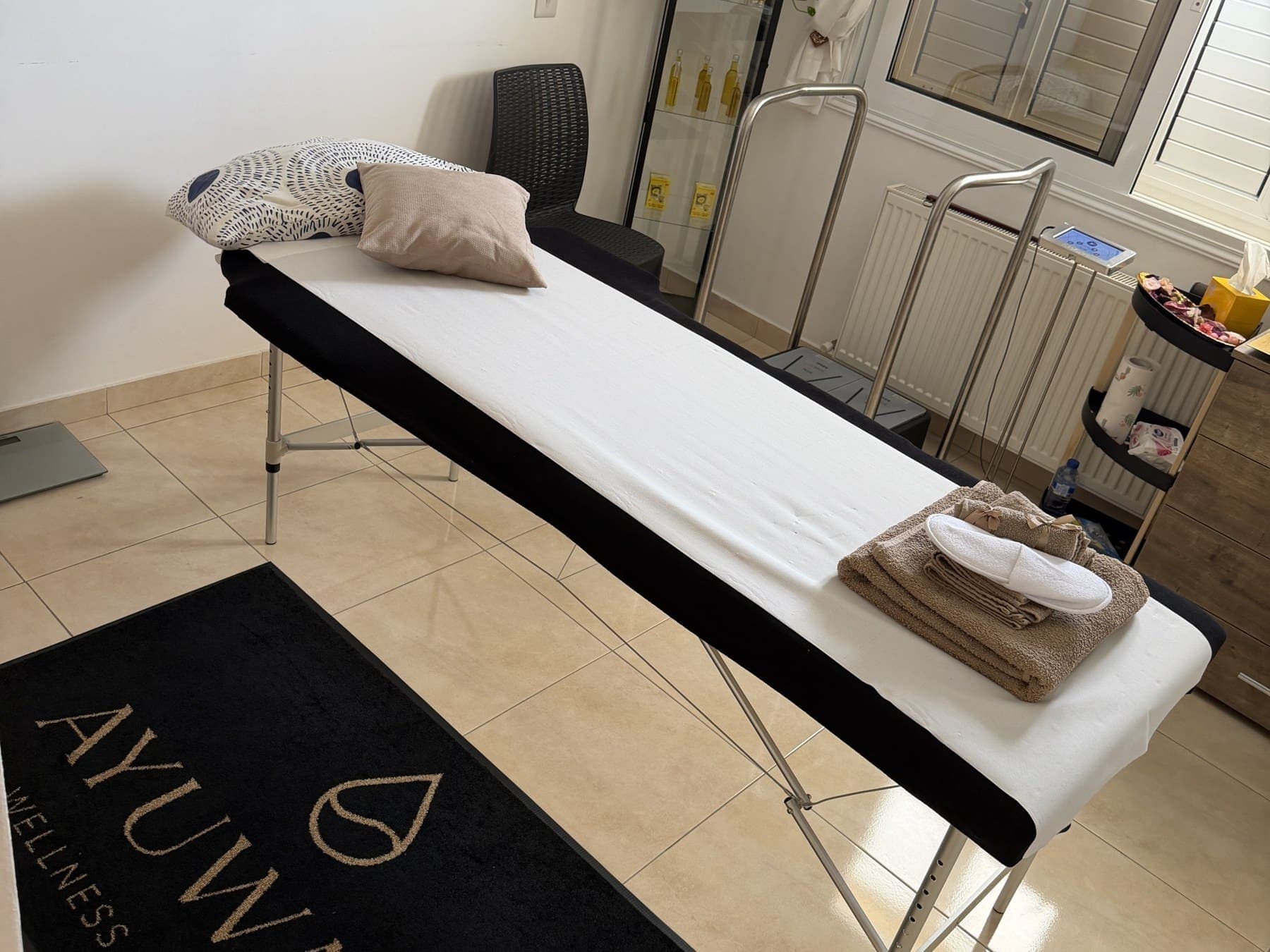 The treatment room: massage table, window light and the SiWAVE platform